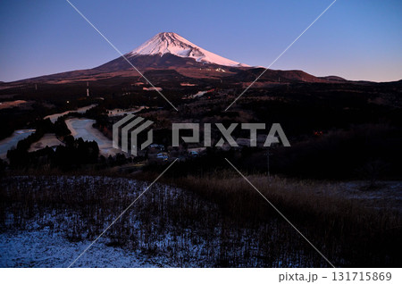 愛鷹山塊の越前岳より 夜明け前の十里木高原より雪化粧した富士山と宝永火口 愛鷹山塊の越前岳より 夜明け前の十里木高原より雪化粧した富士山と宝永火口 131715869