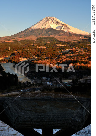 愛鷹山塊の越前岳 雪の十里木高原展望台から望む朝の富士山 愛鷹山塊の越前岳 雪の十里木高原展望台から望む朝の富士山 131715884