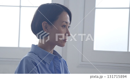 話を聞いている女性 プレゼンイメージ 131715894