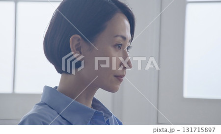 話を聞いている女性 プレゼンイメージ 131715897