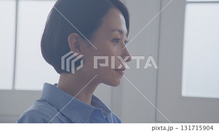 話を聞いている女性 プレゼンイメージ 話を聞いている女性 プレゼンイメージ 131715904