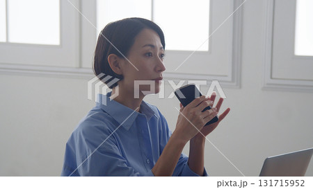 打ち合わせ中 女性 打ち合わせ中 女性 131715952