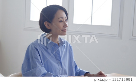 話を聞いている女性 プレゼンイメージ 131715991