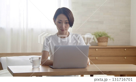 パソコンをする女性 131716701