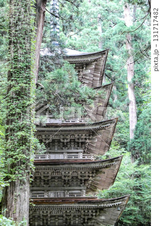 山形県羽黒山神社の出羽三山の東北最古の五重塔は国宝に指定 131717482