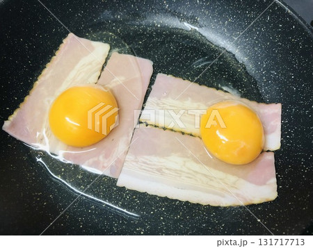 これから火を通す2人分のベーコンエッグ　調理前　朝食　卵料理 131717713