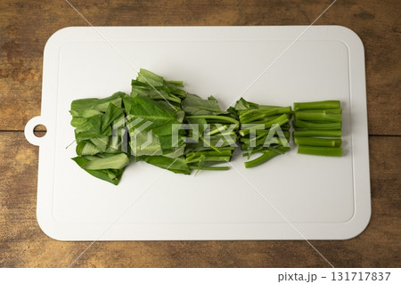 まな板の上にあるカットされたあさがお菜(空芯菜)のイメージ まな板の上にあるカットされたあさがお菜(空芯菜)のイメージ 131717837