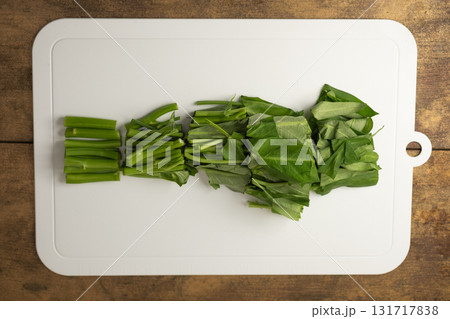 まな板の上にあるカットされたあさがお菜(空芯菜)のイメージ 131717838