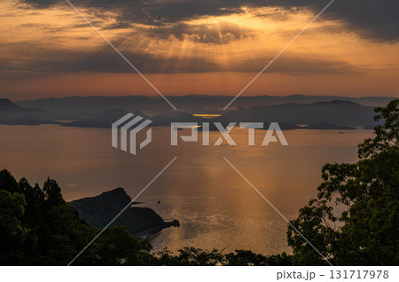 竜洞山展望所から望む薄明光線 131717978