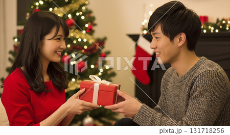 クリスマス　プレゼント交換する恋人 131718256