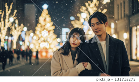 イルミネーションを見る恋人たち イルミネーションを見る恋人たち 131718275