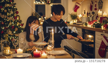 恋人たちがキッチンで一緒にクリスマスディナーを作っている 131718278