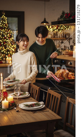 恋人たちがキッチンで一緒にクリスマスディナーを作っている 131718279