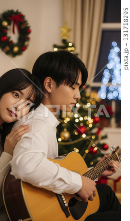 恋人たちが暖かい照明の部屋で寄り添いながらギターを弾いている 恋人たちが暖かい照明の部屋で寄り添いながらギターを弾いている 131718295