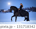 雪の月夜と黒毛の馬と黒いドレスの女性_01 131718342