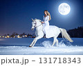雪の月夜を走る白馬と白いドレスの女性_01 131718343