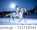 雪の月夜を走る白馬と白いドレスの女性_02 131718344