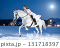 雪の月夜を白馬で疾走する白いドレスの女性 131718397