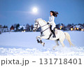 雪の月夜を白馬で疾走する白いドレスの女性 131718401