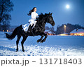 雪の月夜に馬に乗ってジャンプする白いドレスの女性 131718403