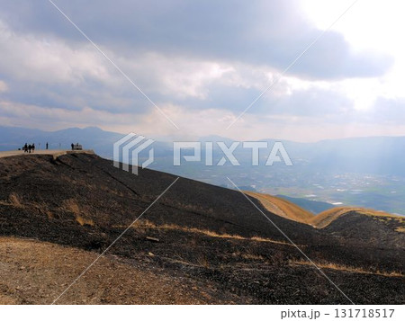 大観峰の展望台と観光客 野焼き後の風景 (熊本県阿蘇山) 大観峰の展望台と観光客 野焼き後の風景 (熊本県阿蘇山) 131718517