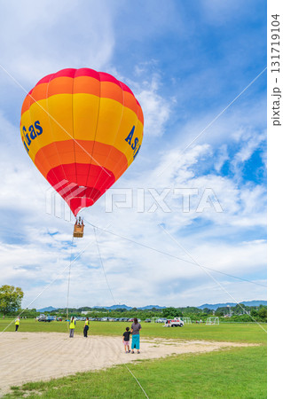 鈴鹿スカイフェスタ、ふんわりと浮かぶ熱気球〈三重県鈴鹿市〉 131719104