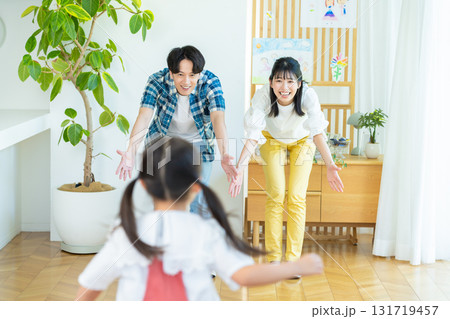 リビングで遊ぶ家族 リビングで遊ぶ家族 131719457
