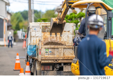 工事現場　道路　掘削　土砂　積込　安全管理　パイロン　立入禁止 131719617