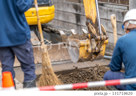 水道工事 給水管布設替え工事 道路 アスファルト舗装 掘削 開削工法 水道工事 給水管布設替え工事 道路 アスファルト舗装 掘削 開削工法 131719620