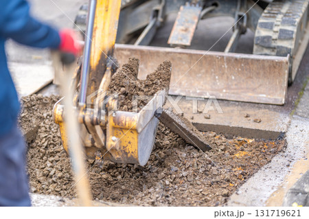 水道工事　給水管布設替え工事　道路　アスファルト舗装　掘削　開削工法 131719621