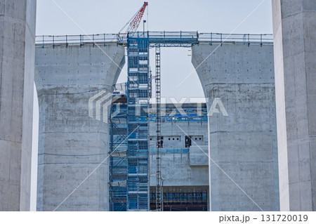 大阪府枚方市と大阪府高槻市間の新名神高速道路の建設現場 131720019