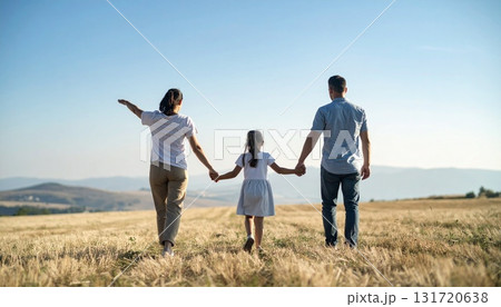 日本人親子3人の後ろ姿 日本人親子3人の後ろ姿 131720638