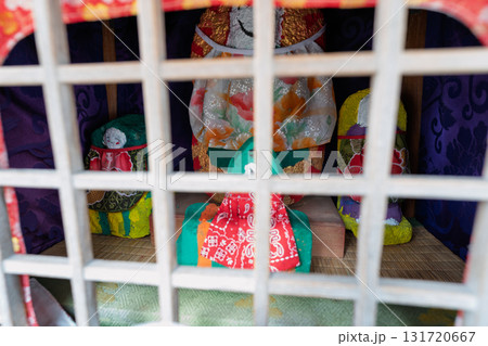 庶民に親しまれ地域を見守ってくれるかわいいお地蔵様 131720667