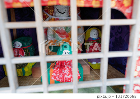 庶民に親しまれ地域を見守ってくれるかわいいお地蔵様 131720668