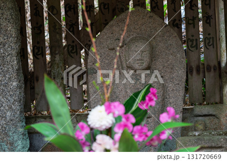 庶民に親しまれ地域を見守ってくれるかわいいお地蔵様 131720669