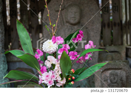 庶民に親しまれ地域を見守ってくれるかわいいお地蔵様 131720670