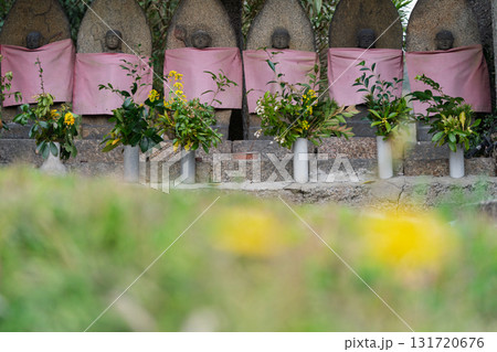 庶民に親しまれ地域を見守ってくれるかわいいお地蔵様 131720676