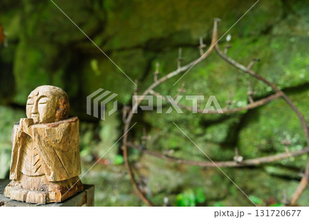 庶民に親しまれ地域を見守ってくれるかわいいお地蔵様 131720677