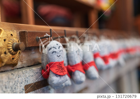 庶民に親しまれ地域を見守ってくれるかわいいお地蔵様 131720679