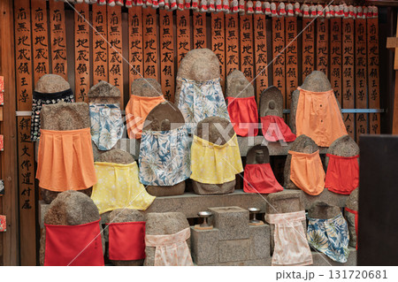 庶民に親しまれ地域を見守ってくれるかわいいお地蔵様 庶民に親しまれ地域を見守ってくれるかわいいお地蔵様 131720681