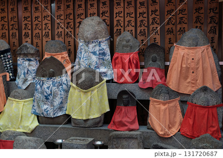 庶民に親しまれ地域を見守ってくれるかわいいお地蔵様 131720687