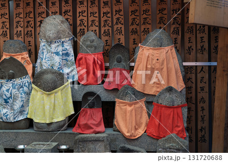 庶民に親しまれ地域を見守ってくれるかわいいお地蔵様 131720688