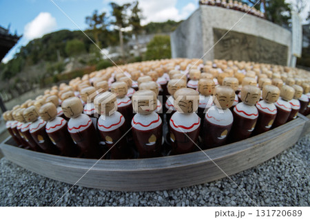 庶民に親しまれ地域を見守ってくれるかわいいお地蔵様 131720689