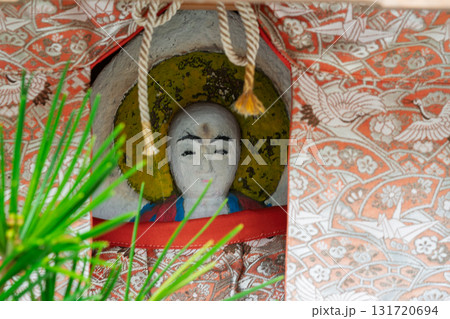 庶民に親しまれ地域を見守ってくれるかわいいお地蔵様 131720694