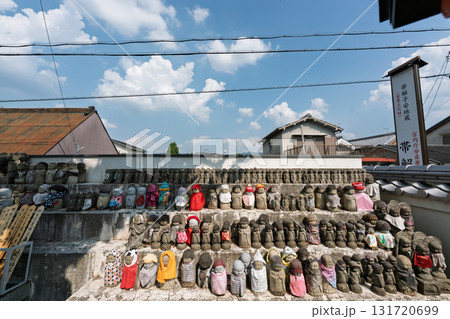 庶民に親しまれ地域を見守ってくれるかわいいお地蔵様 庶民に親しまれ地域を見守ってくれるかわいいお地蔵様 131720699