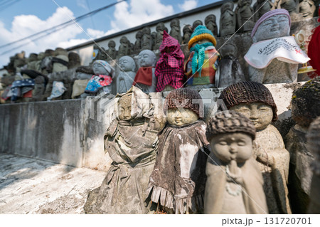 庶民に親しまれ地域を見守ってくれるかわいいお地蔵様 庶民に親しまれ地域を見守ってくれるかわいいお地蔵様 131720701