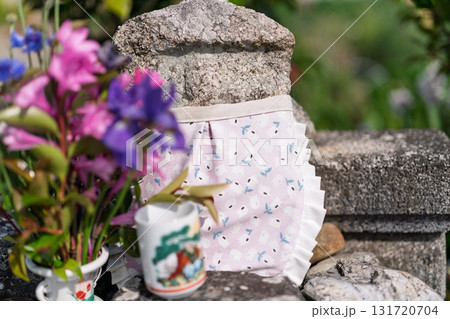 庶民に親しまれ地域を見守ってくれるかわいいお地蔵様 131720704