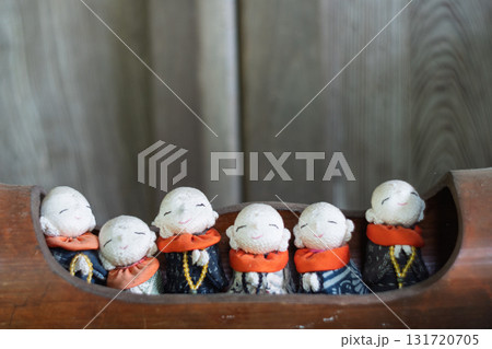 庶民に親しまれ地域を見守ってくれるかわいいお地蔵様 131720705