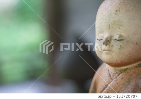 庶民に親しまれ地域を見守ってくれるかわいいお地蔵様 131720707