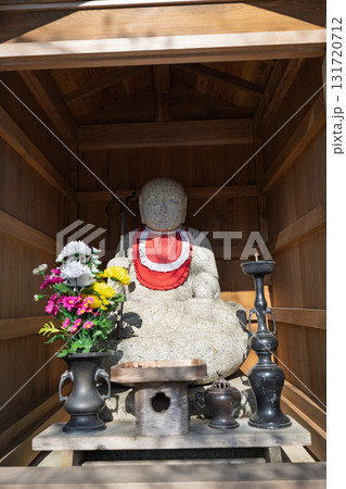 庶民に親しまれ地域を見守ってくれるかわいいお地蔵様 庶民に親しまれ地域を見守ってくれるかわいいお地蔵様 131720712